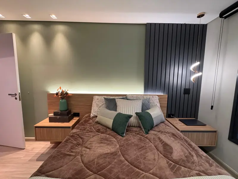 Quarto do casal com cabeceira e iluminação indireta