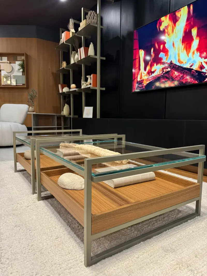 Sala com estante planejada e home de TV
